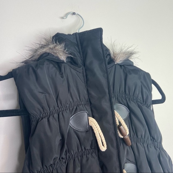 Black Puffer Vest Faux Fur Hood‎ Toggle Button Front Sleeveless Jacket - Picture 3 of 7